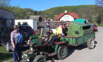 nakladanie odpadu na traktor nakladanie odpadu na traktor